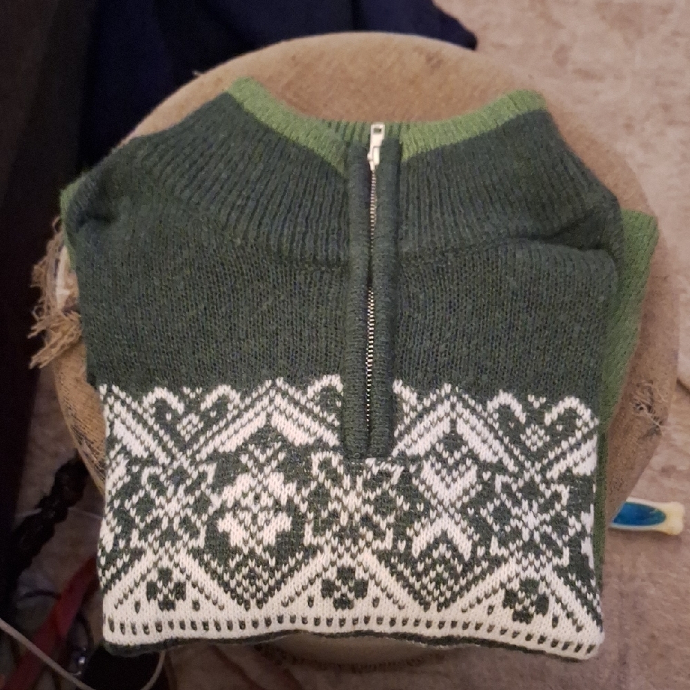 Classic Green and White Men's Crewneck Sweater - Picture 2 of 2